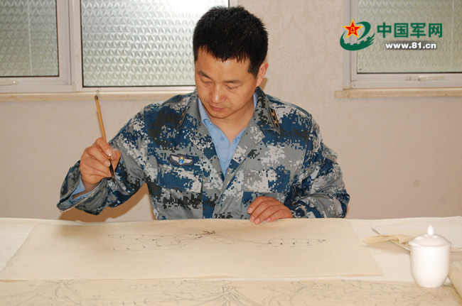 翰墨礪兵魂 空政文藝創(chuàng)作室書畫家走進空降兵某師采風(fēng)創(chuàng)作紀實